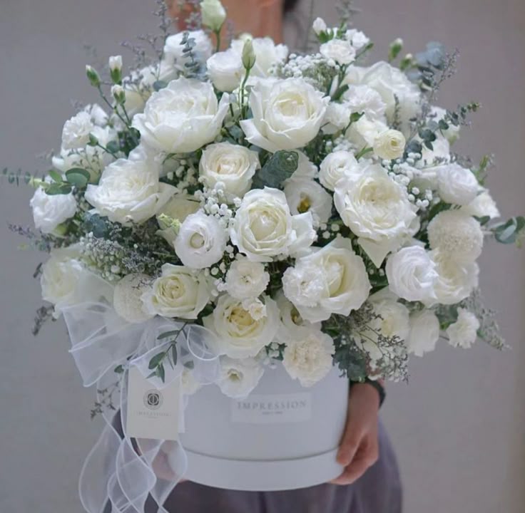 Giỏ Hoa Tông Màu Trắng Kem