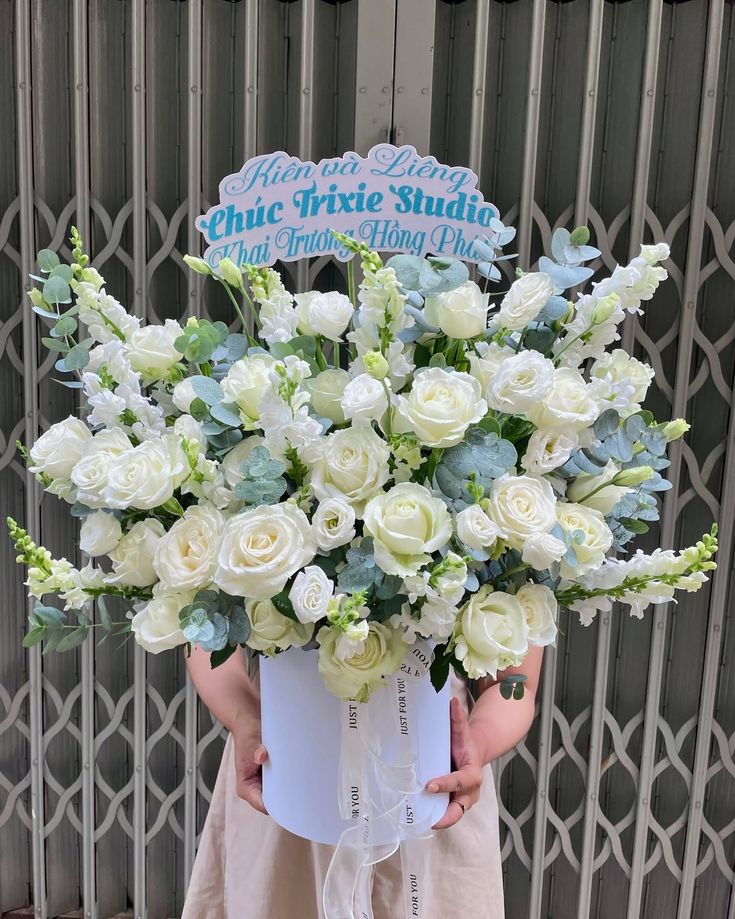 Giỏ Hoa Tông Màu Trắng Kem