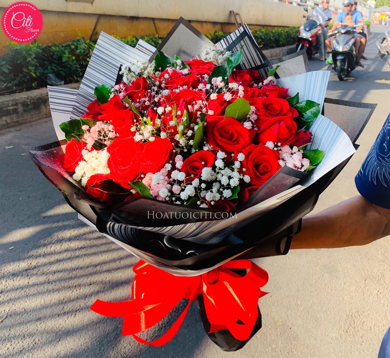 Bó hoa hồng đỏ xen kẽ hoa bibi