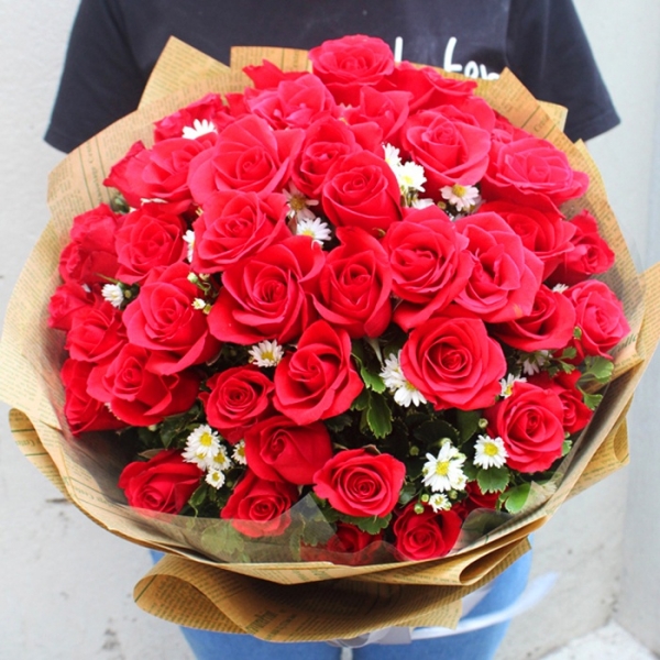 Bó hoa hồng đỏ tròn xen thạch thảo 